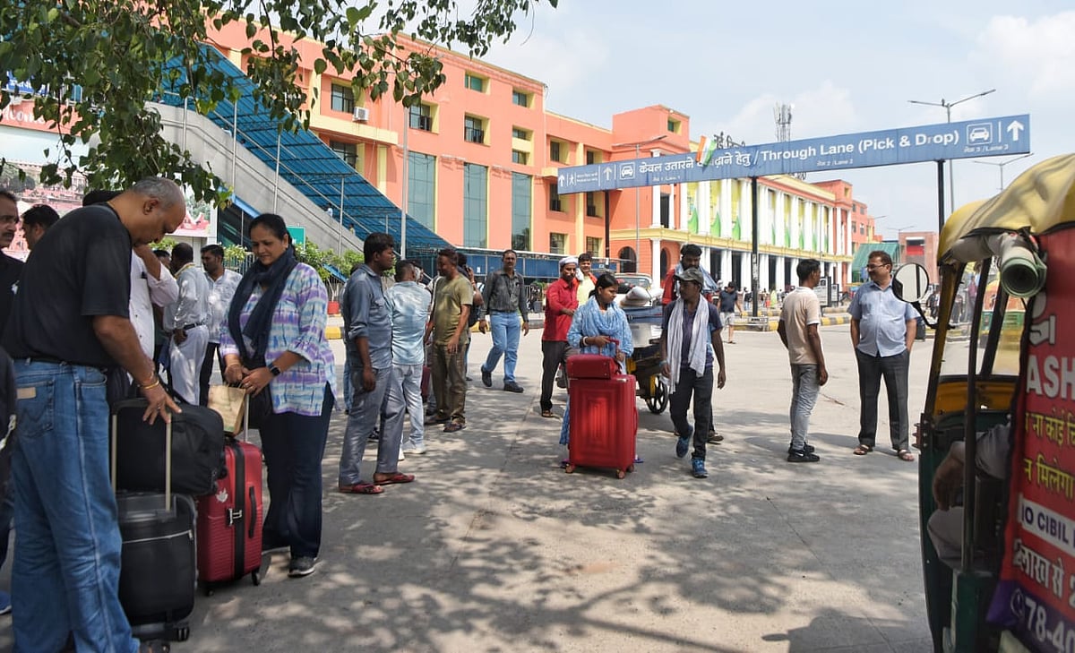 दिल्ली-एनसीआर में दूसरे दिन भी टैक्सी-ऑटो की हड़ताल, रेलवे स्टेशनों और बस अड्डों के बाहर परेशान दिखे लोग