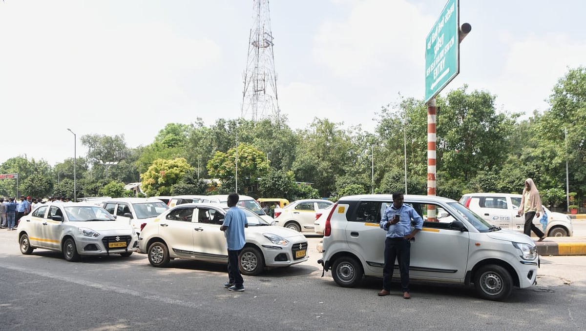 दिल्ली-एनसीआर में दूसरे दिन भी टैक्सी-ऑटो की हड़ताल, रेलवे स्टेशनों और बस अड्डों के बाहर परेशान दिखे लोग