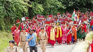 उत्तराखंड में महिला कांग्रेस ने किया 'विधानसभा घेराव', राज्य में रेप और अत्याचार पर सरकार को घेरा