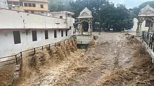 राजस्थान: जालोर में भारी बारिश का कहर! 5 श्रद्धालु बहे, एक महिला की मौत