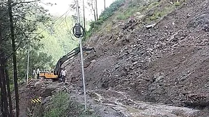 उत्तराखंड में भारी बारिश का कहर, बद्रीनाथ NH पागल नाला से नंदप्रयाग तक बाधित, बड़ी संख्या में लोग फंसे