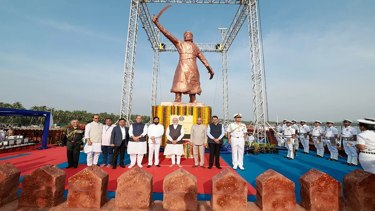 महाराष्ट्र: सिंधुदुर्ग में शिवाजी महाराज की 35 फुट ऊंची प्रतिमा गिरी, PM मोदी ने पिछले साल किया था अनावरण