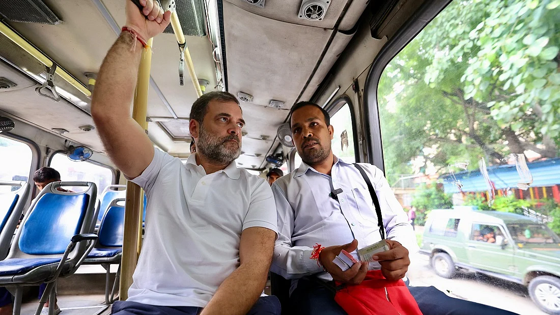 राहुल गांधी ने DTC बस में किया सफर, ड्राइवर, कंडक्टर और मार्शलों की समस्याओं और तकलीफों को जाना
