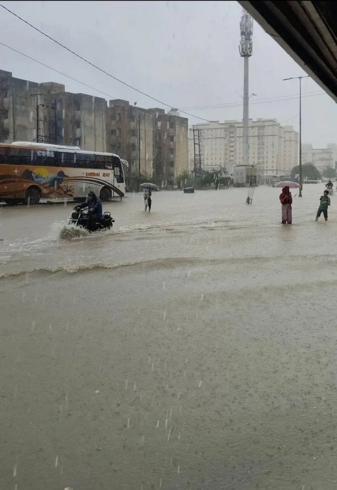 गुजरात में बारिश-बाढ़ का तांडव! राहुल गांधी की कांग्रेस कार्यकर्ताओं से अपील, राहत-बचाव कार्य में करें मदद