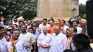 उद्धव ने शिवाजी की प्रतिमा ढहने को बताया अक्षम्य, पवार ने भ्रष्टाचार का आरोप लगाया