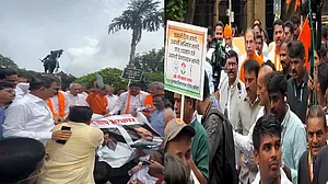 मुंबई: शिवाजी की मूर्ति गिरने के खिलाफ MVA का प्रदर्शन, उद्धव ठाकरे और शरद पवार समेत कई बड़े नेता हुए शामिल