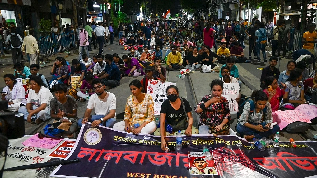 कोलकाता में सड़क पर धरना देते जूनियर डॉक्टर