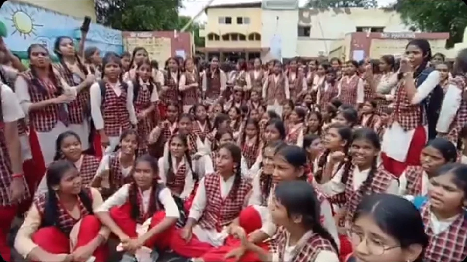 भोपाल के स्कूल में बदसलूकी के खिलाफ छात्राओं ने काटा बवाल, हंगामे के बाद महिला प्रशासक को हटाया गया