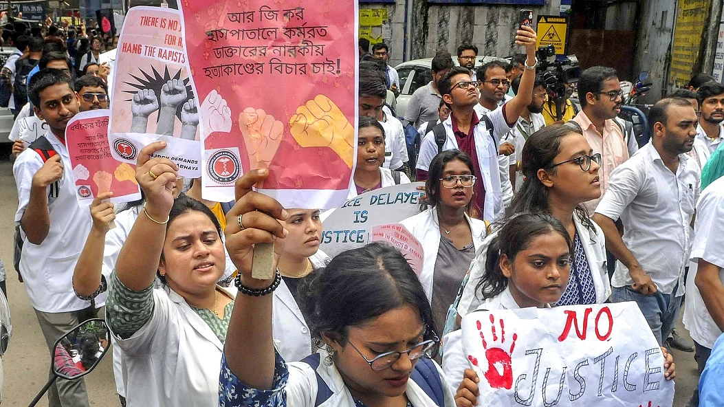 कोलकाता रेप-हत्या मामले में कल सुप्रीम कोर्ट में अहम सुनवाई, पूरे बंगाल में प्रदर्शनों का दौर जारी