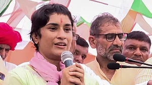 हरियाणा चुनाव: जुलाना में सिर चढ़कर बोल रहा विनेश फोगाट का जादू, पक्ष हो या विपक्ष हर तरफ चर्चा के केंद्र में हैं विनेश