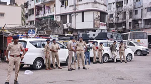 गुजरात: सूरत में गणपति उत्सव के दौरान पथराव, लोगों ने घेरा थाना, पुलिस ने किया लाठीचार्ज, हिरासत में 32 लोग