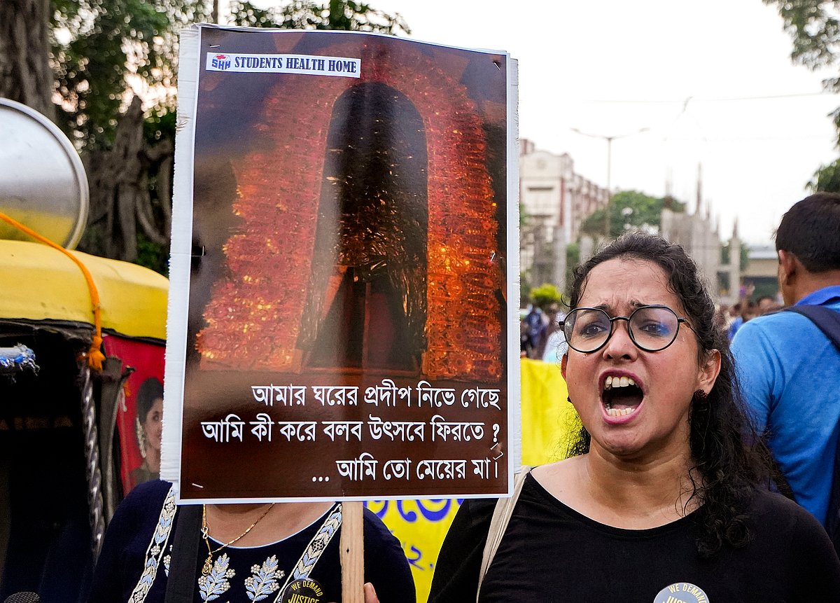 आरजी कर गतिरोध: स्वास्थ्य भवन के बाहर जूनियर चिकित्सकों का धरना जारी, पुलिस आयुक्त, स्वास्थ्य सचिव के इस्तीफे की मांग