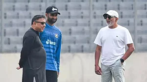 खेल: भारत-बांग्लादेश टेस्ट सीरीज से पहले इस दिग्गज ने दिया इस्तीफा और हॉकी में भारत ने मलेशिया को 8-1 से रौंदा