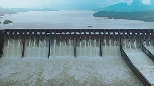 सरदार सरोवर बांध पूरा भरने से सिर्फ दो मीटर दूर, भरूच के गांवों में अलर्ट