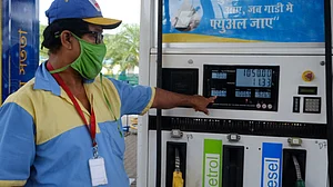 'कच्चे तेल के दाम में 32.5% की कमी, फिर भी देश में आसमान छू रहे पेट्रोल-डीजल के दाम', विपक्ष का सरकार से सवाल