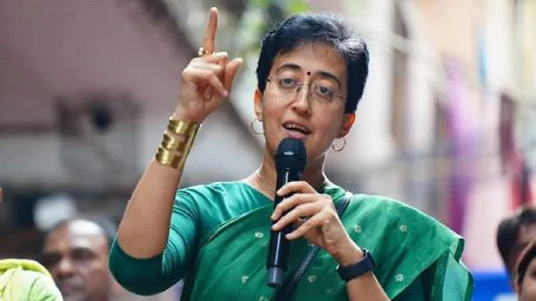 दिल्ली की सीएम आतिशी ने बीजेपी नेता प्रवेश वर्मा पर पैसे बांटने के आरोप लगाए हैं। 