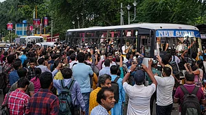कोलकाता: आंदोलनकारी चिकित्सकों ने CM से मुलाकात के बाद कहा- मांगें पूरी होने तक काम बंद, प्रदर्शन जारी रहेगा