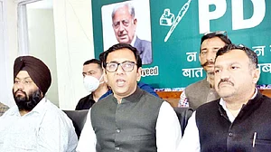 जम्मू-कश्मीर चुनावः किश्तवाड़ में PDP उम्मीदवार का आरोप- पुलिस ने मतदान केंद्र के अंदर मारपीट की