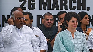 बिहार: खड़गे और प्रियंका गांधी का BJP-नीतीश पर हमला, 'नवादा की घटना डबल इंजन सरकार के जंगलराज का एक और प्रमाण'