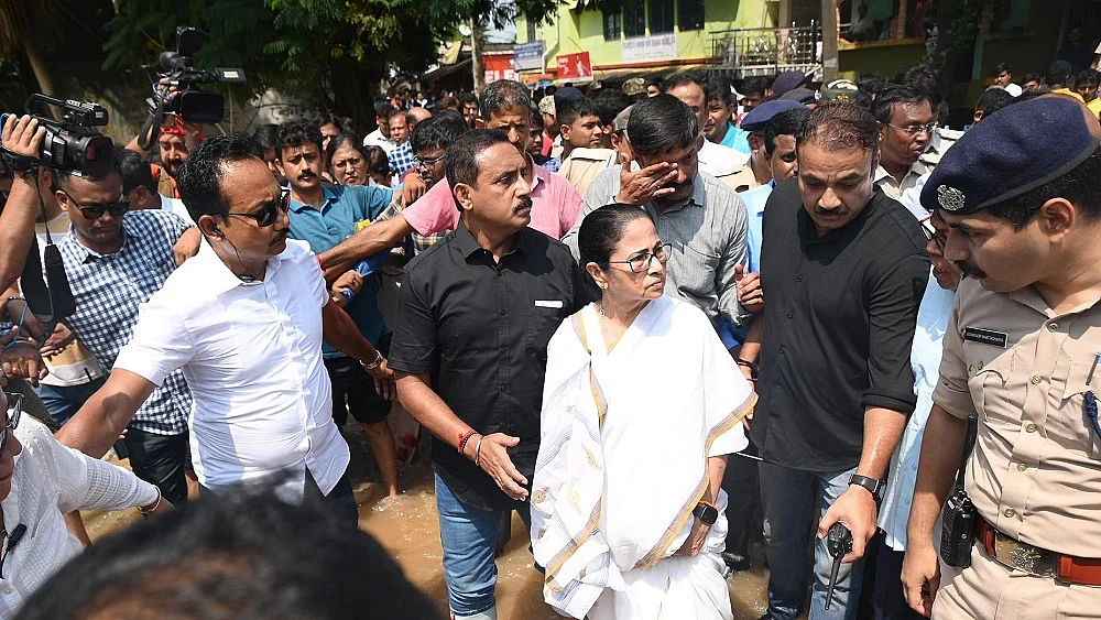 ममता बनर्जी ने बंगाल में बाढ़ की स्थिति के लिए केंद्र को जिम्मेदार ठहराया, गंभीर साजिश का जताया संदेह