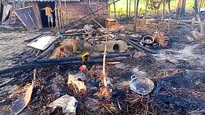 बिहार: नवादा में दबंगों का तांडव, जमीन विवाद को लेकर 21 घरों में आगजनी, गांव में तनाव, तेजस्वी बोले- महा जंगलराज