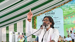 हेमंत सोरेन का हिमंत सरमा से सवाल, 'असम में रह रहे झारखंड के आदिवासियों को एसटी का दर्जा क्यों नहीं दिया?'