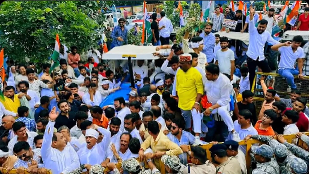 कांग्रेस ने MP में निकाली किसान न्याय यात्रा, इंदौर में ट्रैक्टर से DM कार्यालय पहुंचे दिग्विजय और पटवारी