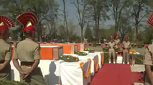 जम्मू-कश्मीर: सड़क दुर्घटना में शहीद जवानों को दी गई श्रद्धांजलि, हादसे पर खड़गे बोले- भयानक त्रासदी से हूं दुखी