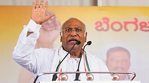 खड़गे ने पीएम मोदी पर संविधान की 'हत्या’ करने का आरोप लगाया, कहा- लोग BJP-RSS को इसमें बदलाव नहीं करने देंगे