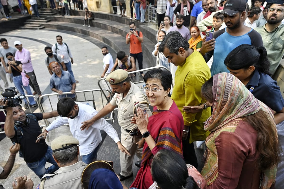 दिल्ली की मुख्यमंत्री आतिशी ने कनॉट प्लेस में हनुमान मंदिर में की पूजा, देखें तस्वीरें