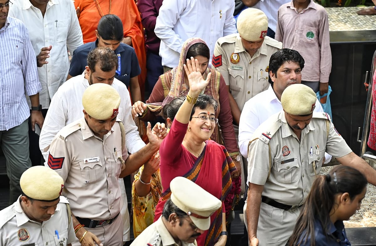 दिल्ली की मुख्यमंत्री आतिशी ने कनॉट प्लेस में हनुमान मंदिर में की पूजा, देखें तस्वीरें