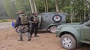 जम्मू-कश्मीर के कुलगाम में आतंकवादियों और सुरक्षाबलों के बीच मुठभेड़, इलाके में कई आतंकियों के छिपे होने की खबर