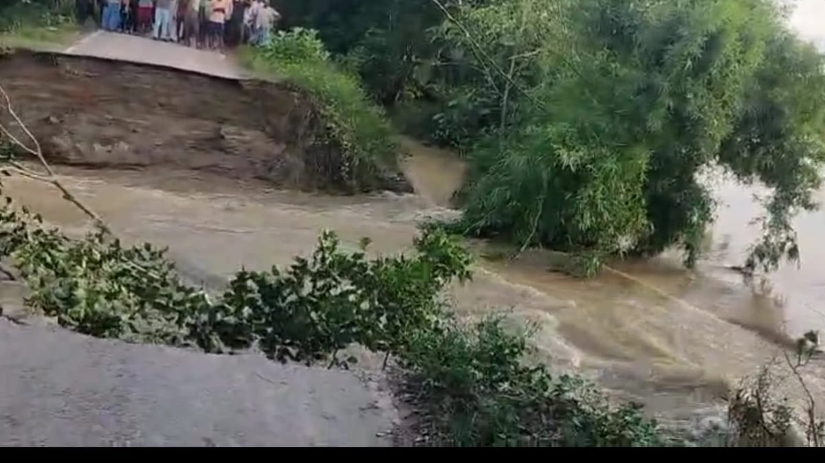 बिहार के बगहा में तटबंध टूटा, शहर से लेकर कई गांव डूबे, लोगों में डर का माहौल, ऊंचे स्थानों पर भाग रहे लोग