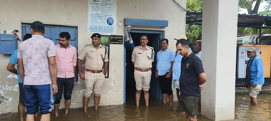 बिहार के बगहा में तटबंध टूटा, शहर से लेकर कई गांव डूबे, लोगों में डर का माहौल, ऊंचे स्थानों पर भाग रहे लोग