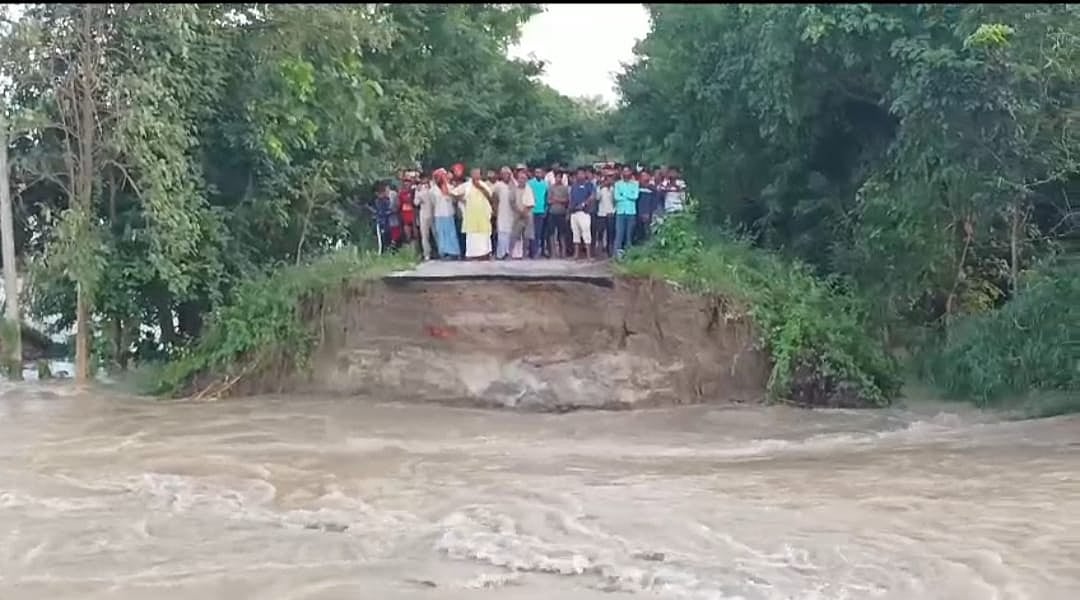 बिहार के बगहा में तटबंध टूटा, शहर से लेकर कई गांव डूबे, लोगों में डर का माहौल, ऊंचे स्थानों पर भाग रहे लोग