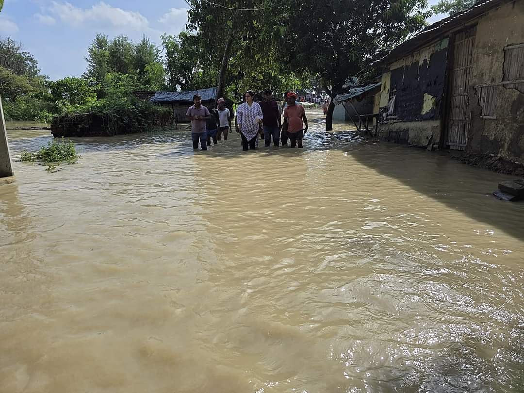 बिहार के बगहा में तटबंध टूटा, शहर से लेकर कई गांव डूबे, लोगों में डर का माहौल, ऊंचे स्थानों पर भाग रहे लोग