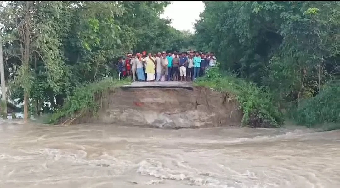 बिहार के बगहा में तटबंध टूटा, शहर से लेकर कई गांव डूबे, लोगों में डर का माहौल, ऊंचे स्थानों पर भाग रहे लोग
