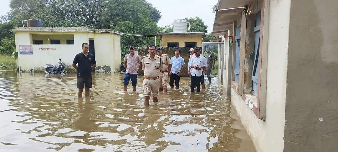 बिहार के बगहा में तटबंध टूटा, शहर से लेकर कई गांव डूबे, लोगों में डर का माहौल, ऊंचे स्थानों पर भाग रहे लोग