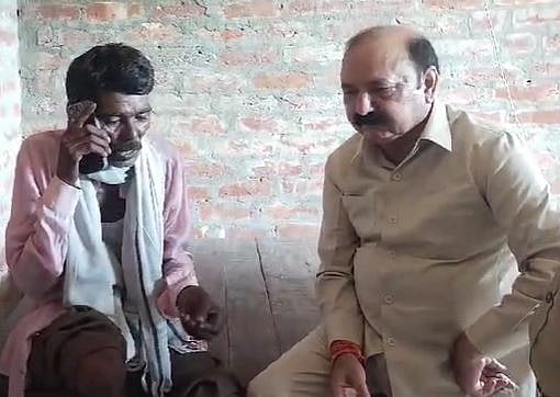 वीडियो: अमेठी में 4 लोगों की हत्या, राहुल गांधी ने फोन पर पीड़ित परिवार से की बात