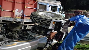 उत्तर प्रदेश के मिर्जापुर में भीषण सड़क हादसा, ट्रक-ट्रैक्टर की टक्कर में 10 मजदूरों की दर्दनाक मौत