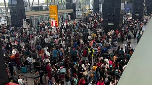 इंडिगो एयरलाइन का सर्वर डाउन, यात्री परेशान, एयरपोर्ट पर लगी लंबी कतारें