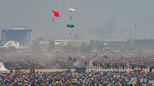 वायुसेना एयर शो: चेन्नई में बेकाबू हुई भीड़, अब तक 5 की मौत, कई की हालत गंभीर, हीट स्ट्रोक-अव्यवस्थाओं बनी वजह