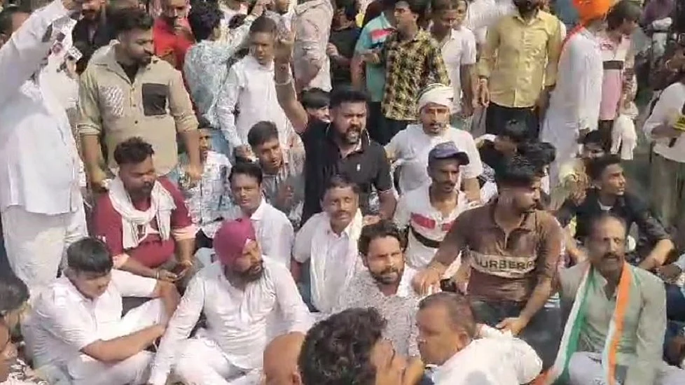 हरियाणा के करनाल में कांग्रेस प्रत्याशी के समर्थकों का हंगामा, प्रशासन पर मनमानी का लगाया आरोप