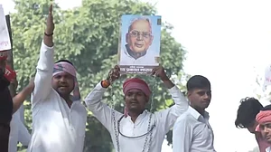 उत्तर प्रदेश: अखिलेश यादव के दौरे से पहले लखनऊ में JPNIC सील, सड़क पर उतरे सपा कार्यकर्ता, जोरदार प्रदर्शन