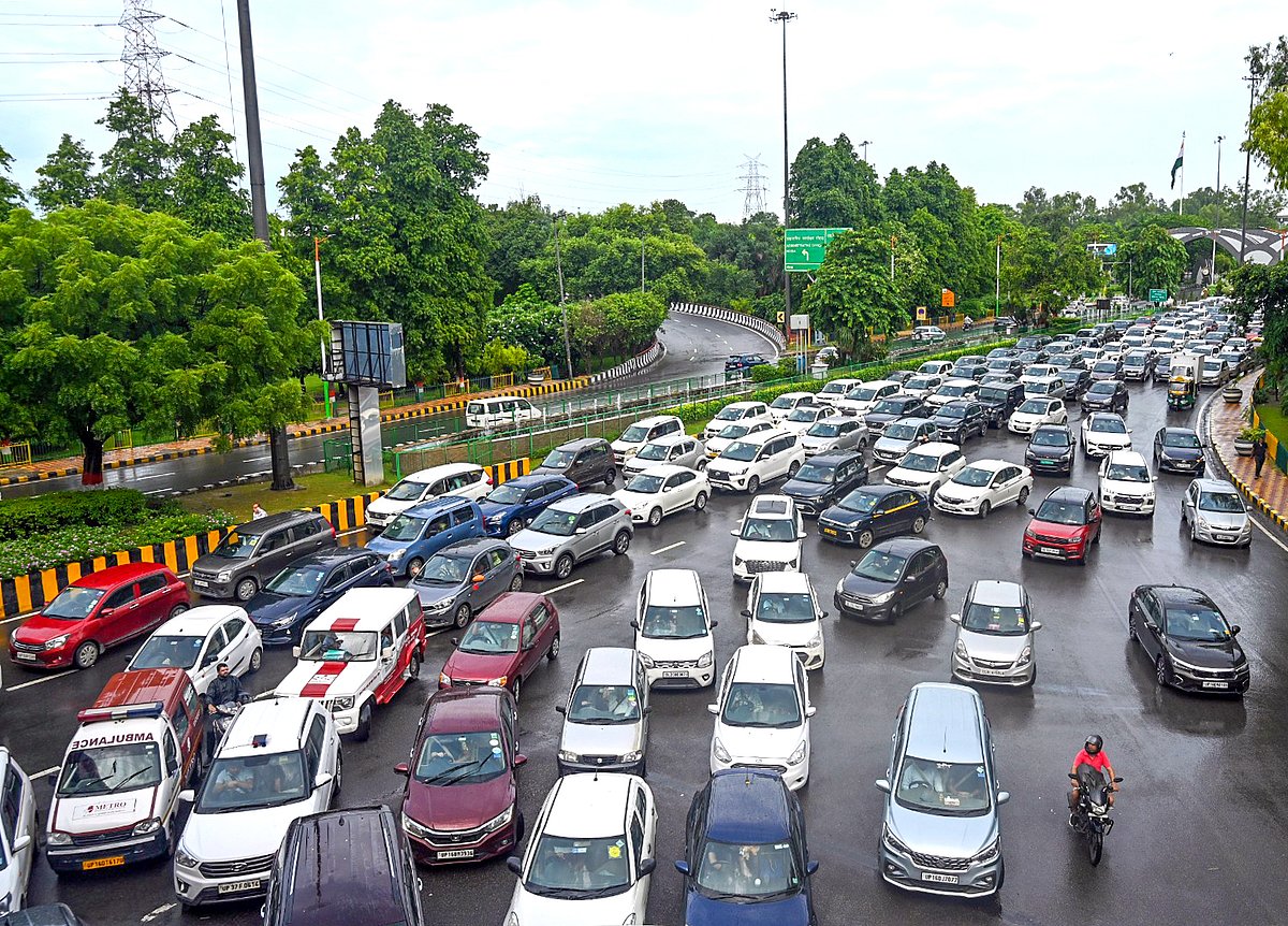 नोएडा में रहने वाले घर से निकलने से पहले देख लें ये डायवर्जन प्लान, नहीं तो जाम में फंस सकते हैं! 