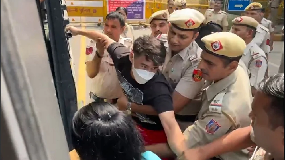 दिल्ली पुलिस ने लद्दाख भवन में प्रदर्शन कर रहे सोनम वांगचुक को हिरासत में लिया, 20 अन्य को भी थाने ले गई
