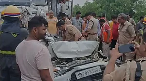 कानपुर में भीषण सड़क हादसा, कार सवार पांच लोगों की दर्दनाक मौत, मच गई चीख-पुकार