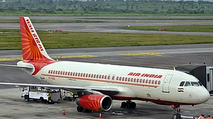 दिल्ली से शिकागो जा रहे एअर इंडिया के विमान में बम की धमकी, कनाडा के एयरपोर्ट पर कराई गई लैंडिंग, जांच जारी