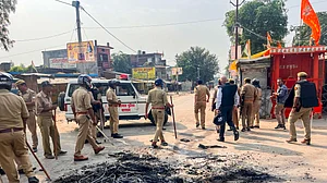 बहराइच हिंसा: इंटरनेट सेवाएं अब भी बंद, सड़कों पर सुरक्षाबलों का कड़ा पहरा, 52 लोग गिरफ्तार