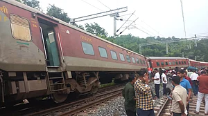 एक और रेल हादसा, असम में अगरतला-मुंबई एक्सप्रेस के 8 डिब्बे पटरी से उतरे, कोई हताहत नहीं